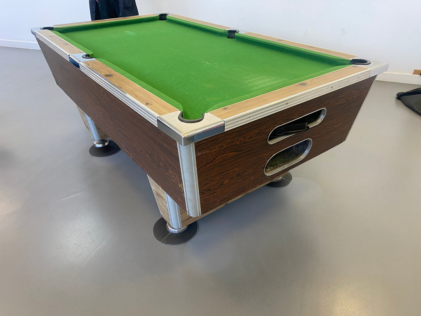 RECONDITIONED 7' x 4' Walnut/ Oak Heywood Free Play Pool table