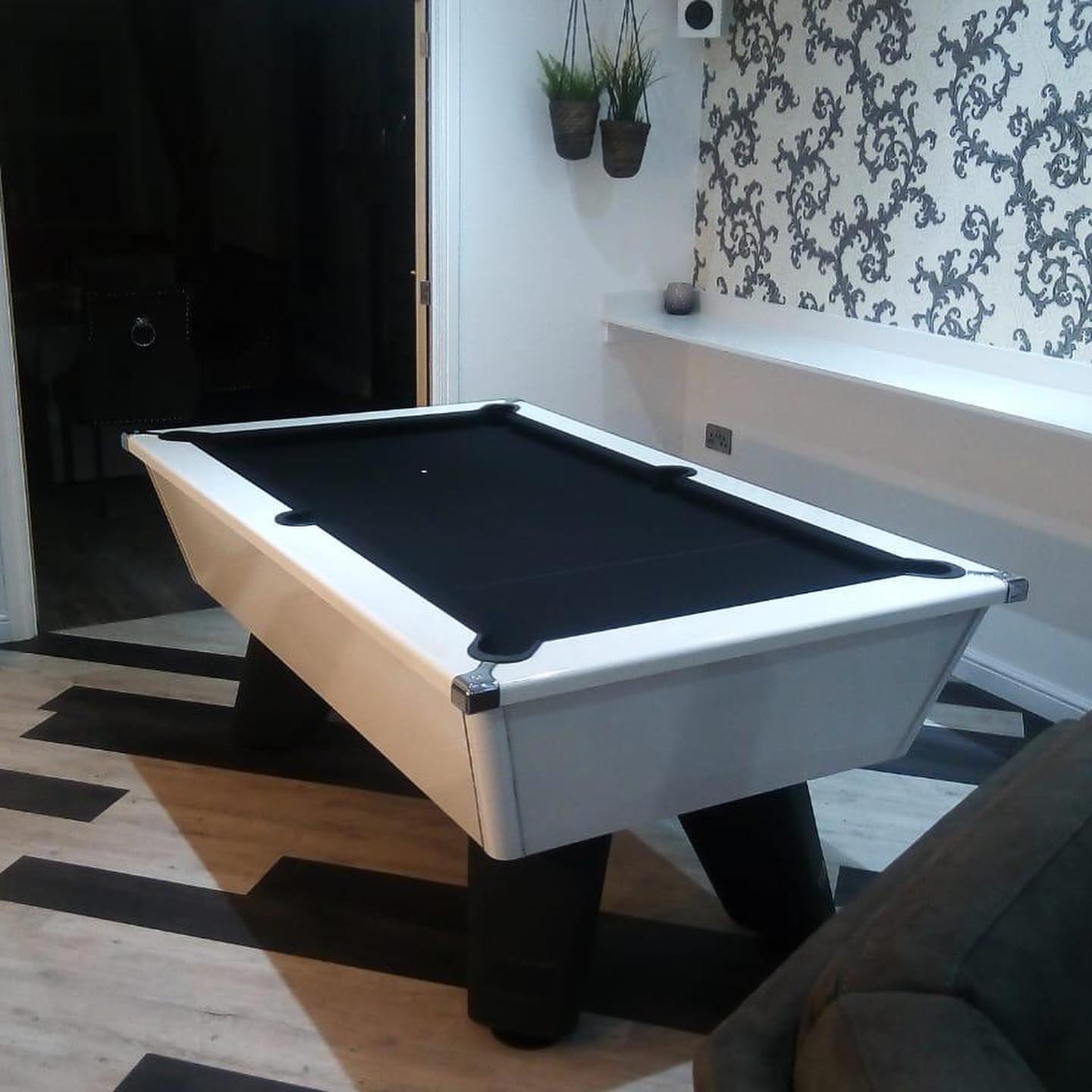 Cry Wolf Indoor Slate Bed Pool Table White